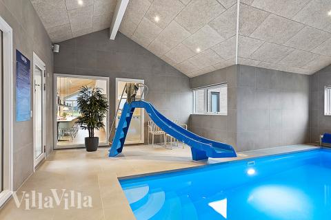 Das Ferienhaus 903 hat einen schicken Poolbereich mit Wasserrutsche, einem geräumigen, eingelassenen Whirlpool und einer Sauna.