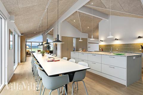 Der große, lichtdurchflutete Aufenthaltsraum im Luxusferienhaus Nr. 903 für 20.