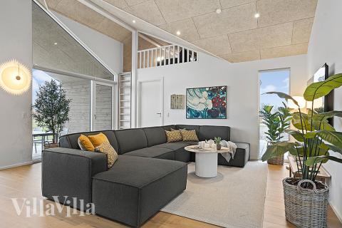 Die Couch im Luxusferienhaus Nr. 903 in Nordjütland lädt zu Gesellschaftsspielen oder zu Kinoabenden ein.