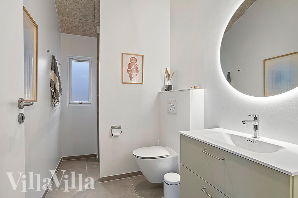 Eines der Badezimmer im Luxusferienhaus Nr. 903