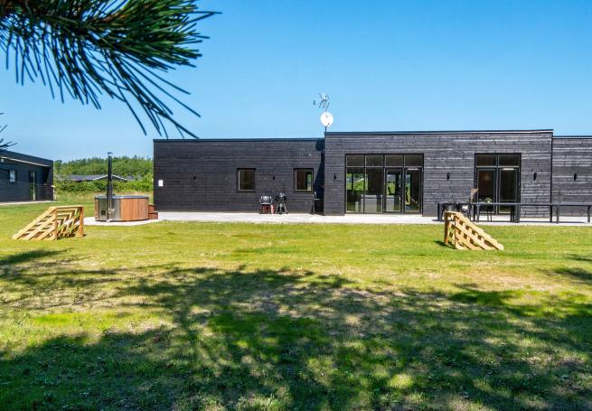 Diese schicke Haus mit Whirlpool Nr. 938 mit Platz für 16 Personen liegt in Ostjütland