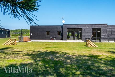 Diese schicke Haus mit Whirlpool Nr. 938 mit Platz für 16 Personen liegt in Ostjütland