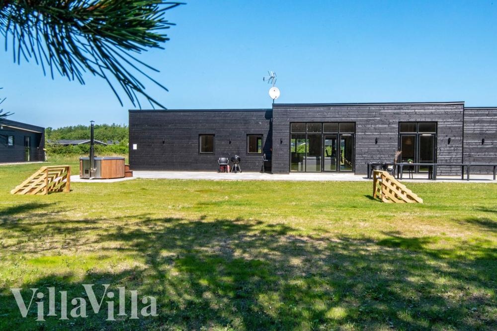Diese schicke Haus mit Whirlpool Nr. 938 mit Platz für 16 Personen liegt in Ostjütland