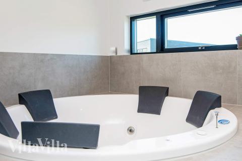 Genießen Sie den warmen Whirlpool im Luxusferienhaus Nr. 938 in Ostjütland