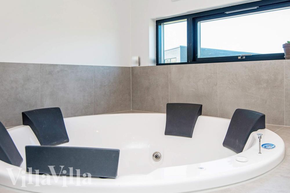 Genießen Sie den warmen Whirlpool im Luxusferienhaus Nr. 938 in Ostjütland