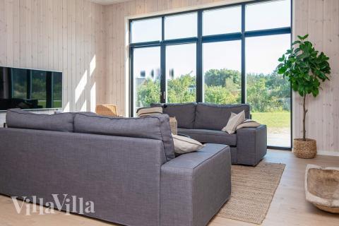 Die Couch im Luxusferienhaus Nr. 938 in Ostjütland lädt zu Gesellschaftsspielen oder zu Kinoabenden ein.