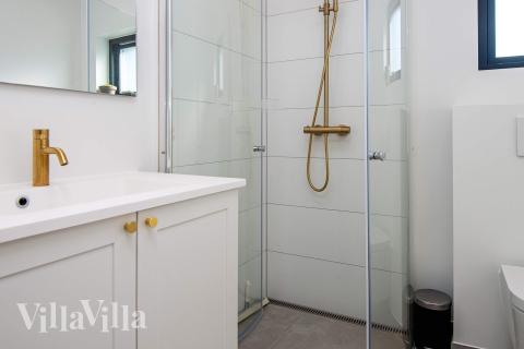 Eines der Badezimmer im Luxusferienhaus Nr. 938