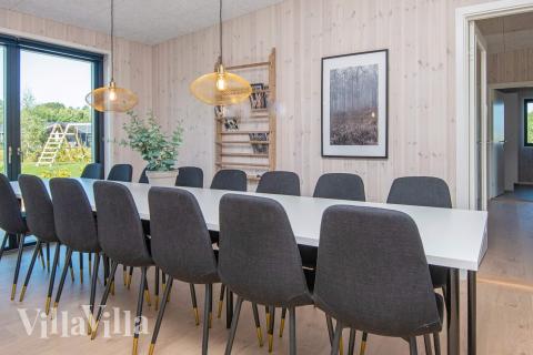 Der große, lichtdurchflutete Aufenthaltsraum im Luxusferienhaus Nr. 938 für 16.