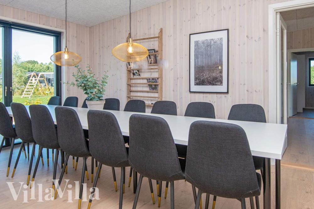 Der große, lichtdurchflutete Aufenthaltsraum im Luxusferienhaus Nr. 938 für 16.
