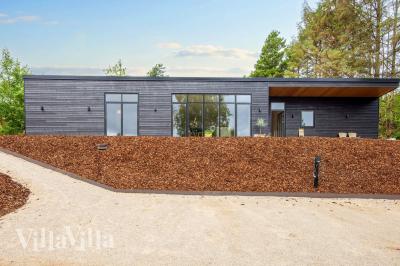 Diese schicke Haus mit Whirlpool Nr. 939 mit Platz für 16 Personen liegt in Ostjütland