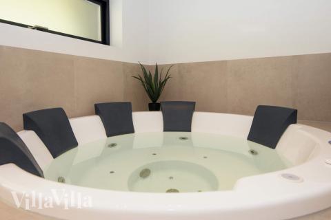 Genießen Sie den warmen Whirlpool im Luxusferienhaus Nr. 939 in Ostjütland