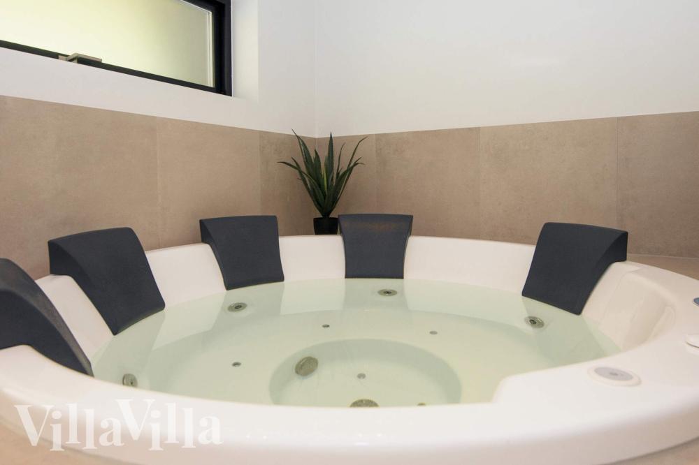 Genießen Sie den warmen Whirlpool im Luxusferienhaus Nr. 939 in Ostjütland