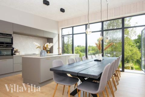 Die Küche in dem Luxusferienhaus Nr. 939 ist so gut ausgestattet, dass man problemlos Mahlzeiten für 16 Personen zubereiten kann.