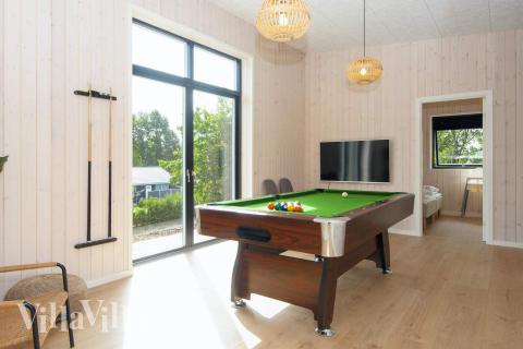 Neben den vielen schönen Stunden, die man im Poolbereich des Hauses verbringen kann, bietet das Luxusferienhaus 939 auch Spielevergnügen bei Billard/Tischtennis und Darts