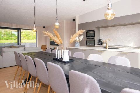 Der große, lichtdurchflutete Aufenthaltsraum im Luxusferienhaus Nr. 939 für 16.