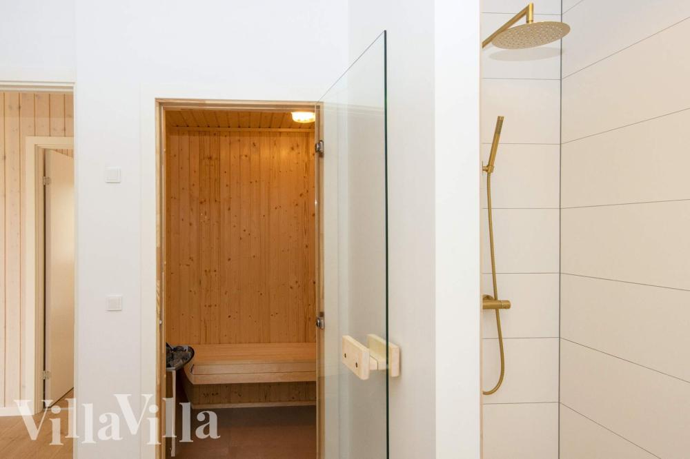 Im Luxusferienhaus Nr. 939 für 16 Personen gibt es Bad mit Dusche.