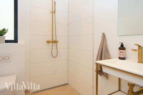 Eines der Badezimmer im Luxusferienhaus Nr. 939