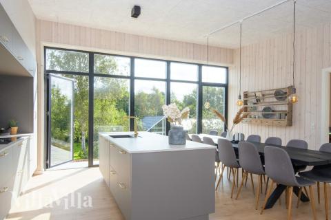 Gut ausgestattete Küche im Luxusferienhaus Nr. 939 in Ostjütland.
