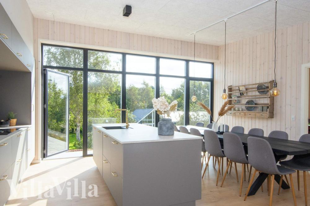 Gut ausgestattete Küche im Luxusferienhaus Nr. 939 in Ostjütland.