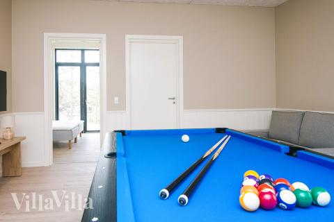 Neben den vielen schönen Stunden, die man im Poolbereich des Hauses verbringen kann, bietet das Luxusferienhaus 940 auch Spielevergnügen bei Billard/Tischtennis und Darts