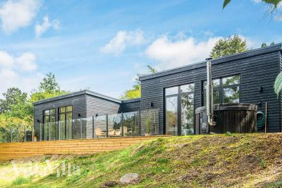 Diese schicke Haus mit Whirlpool Nr. 940 mit Platz für 16 Personen liegt in Ostjütland