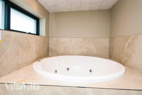 Genießen Sie den warmen Whirlpool im Luxusferienhaus Nr. 940 in Ostjütland