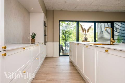 Die Küche in dem Luxusferienhaus Nr. 940 ist so gut ausgestattet, dass man problemlos Mahlzeiten für 16 Personen zubereiten kann.