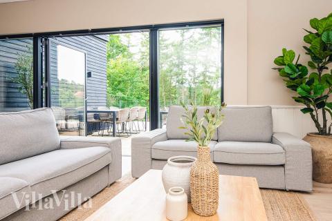 Die Couch im Luxusferienhaus Nr. 940 in Ostjütland lädt zu Gesellschaftsspielen oder zu Kinoabenden ein.