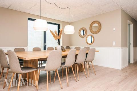 Der große, lichtdurchflutete Aufenthaltsraum im Luxusferienhaus Nr. 940 für 16.