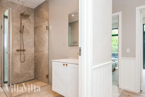 Im Luxusferienhaus Nr. 940 für 16 Personen gibt es Bad mit Dusche.