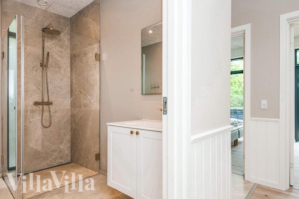Im Luxusferienhaus Nr. 940 für 16 Personen gibt es Bad mit Dusche.