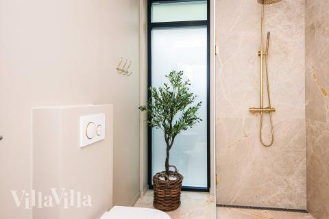 Eines der Badezimmer im Luxusferienhaus Nr. 940