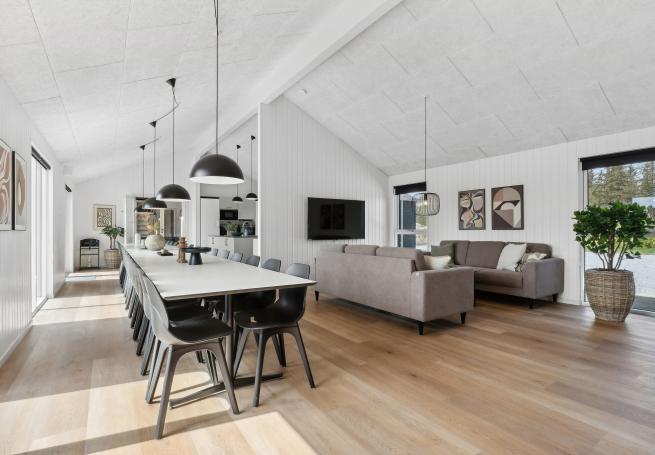 Der große, lichtdurchflutete Aufenthaltsraum im Luxusferienhaus Nr. 923 für 30.