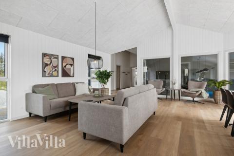 Die Couch im Luxusferienhaus Nr. 923 in Lolland/Falster/Mön lädt zu Gesellschaftsspielen oder zu Kinoabenden ein.