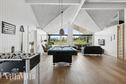 Das Luxusferienhaus 923 für 30 Personen hat einen großen Aktivitätsraum mit u. a. Billard und Darts