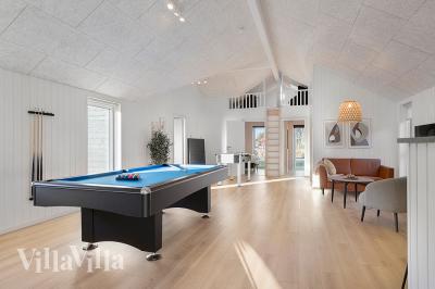 Neben den vielen schönen Stunden, die man im Poolbereich des Hauses verbringen kann, bietet das Luxusferienhaus 808 auch Spielevergnügen bei Billard/Tischtennis und Darts