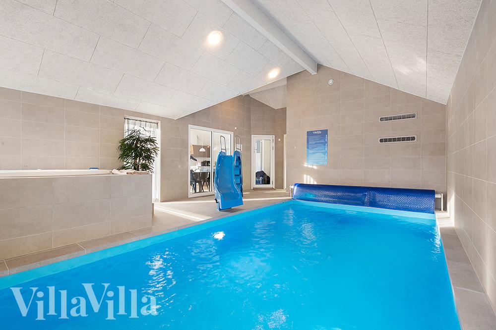 Das Ferienhaus 808 hat einen schicken Poolbereich mit Wasserrutsche, einem geräumigen, eingelassenen Whirlpool und einer Sauna.
