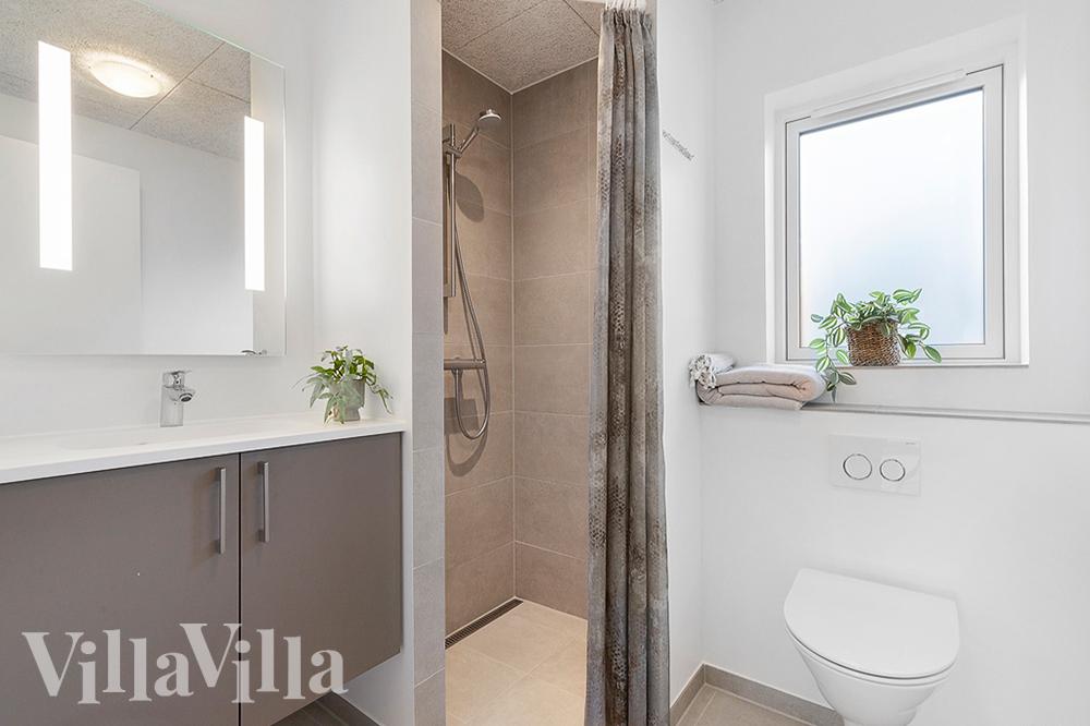 Eines der Badezimmer im Luxusferienhaus Nr. 808