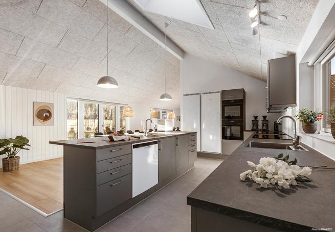 Der große, lichtdurchflutete Aufenthaltsraum im Luxusferienhaus Nr. 806 für 30.