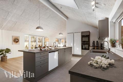 Der große, lichtdurchflutete Aufenthaltsraum im Luxusferienhaus Nr. 806 für 30.