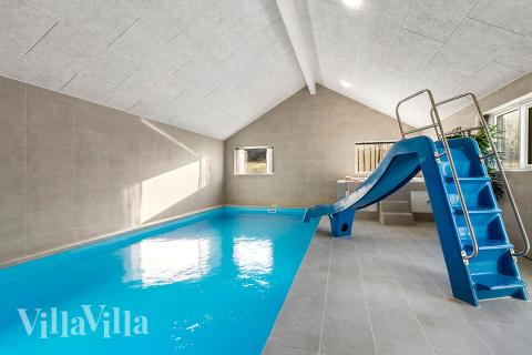 Das Ferienhaus 806 hat einen schicken Poolbereich mit Wasserrutsche, einem geräumigen, eingelassenen Whirlpool und einer Sauna.