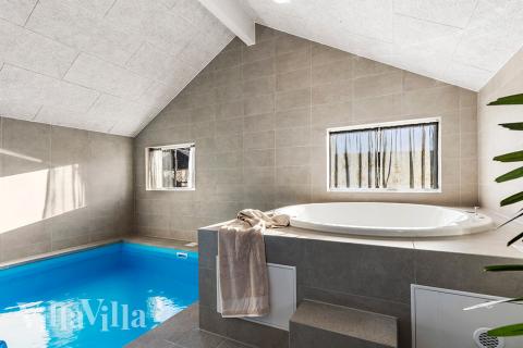 Genießen Sie den warmen Whirlpool im Luxusferienhaus Nr. 806 in Ostjütland