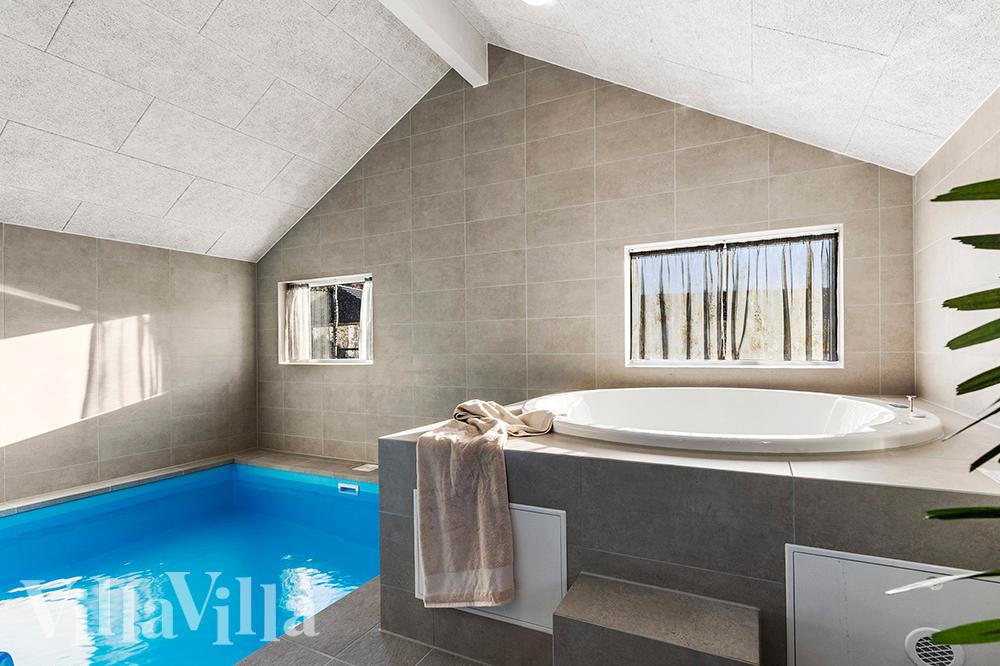 Genießen Sie den warmen Whirlpool im Luxusferienhaus Nr. 806 in Ostjütland