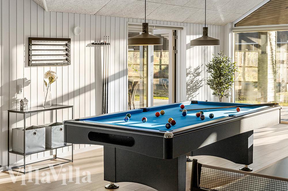 Das Luxusferienhaus 806 für 30 Personen hat einen großen Aktivitätsraum mit u. a. Billard und Darts
