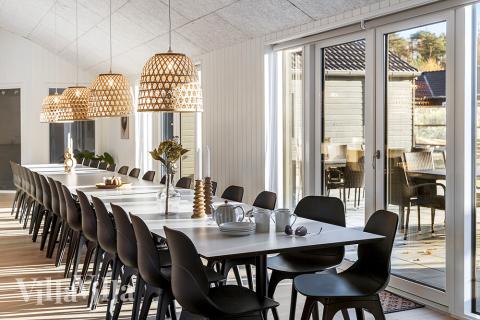 Der Aufenthaltsraum bietet Platz für 30 Personen, wenn ihr das Ferienhaus 806 in Ostjütland besucht.