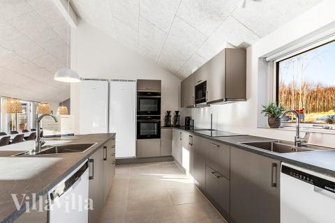 Die Küche in dem Luxusferienhaus Nr. 806 ist so gut ausgestattet, dass man problemlos Mahlzeiten für 30 Personen zubereiten kann.