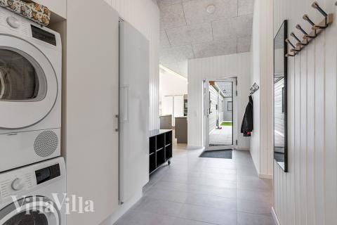 Der geräumige Eingangsbereich im Luxusferienhaus Nr. 806 in Ostjütland