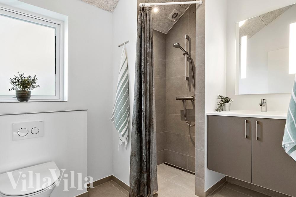 Eines der Badezimmer im Luxusferienhaus Nr. 806