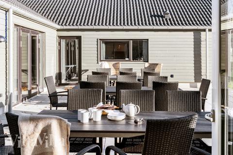 Das Luxusferienhaus Nr. 806 hat eine tolle Terrasse, die mit hochwertigen Gartenmöbeln für 30 Personen ausgestattet ist.