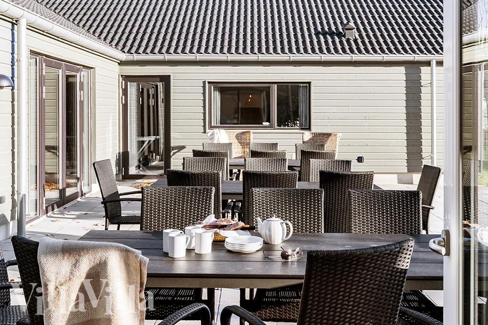 Das Luxusferienhaus Nr. 806 hat eine tolle Terrasse, die mit hochwertigen Gartenmöbeln für 30 Personen ausgestattet ist.
